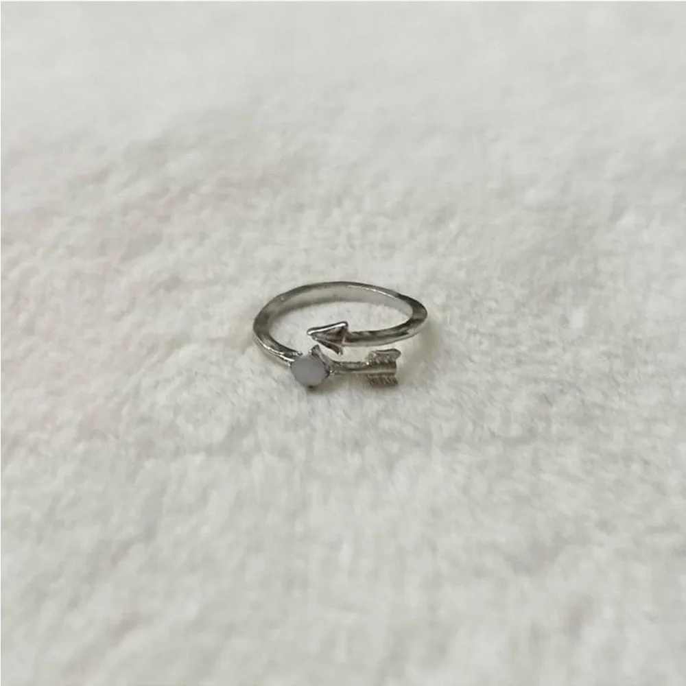 5/$15 🩷 MUST BUNDLE Arrow Wrap Ring with Stone Accent - Silver